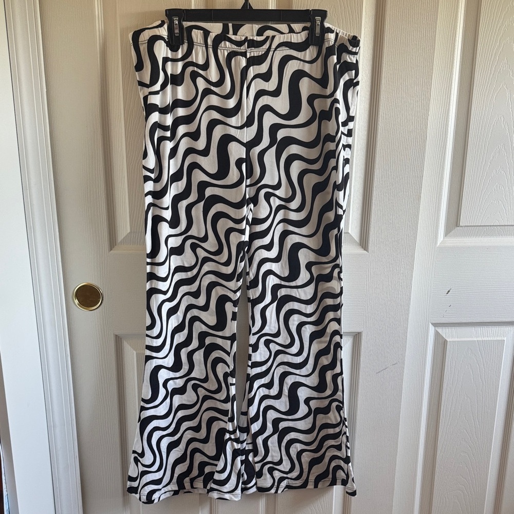 Black and White Wavy Pattern Pants
